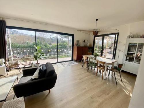 Bas de villa privée avec piscine proche de la mer