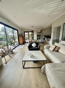 Bas de villa privée avec piscine proche de la mer