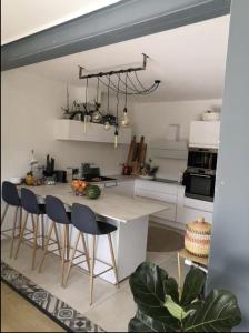 Bas de villa privée avec piscine proche de la mer