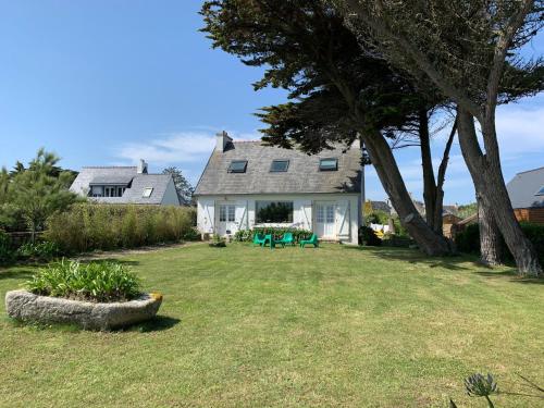 Beachfront holiday home with sea views, Plounéour-Brignogan-Plages