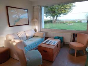 Beachfront holiday home with sea views, Plounéour-Brignogan-Plages