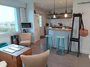 Beachfront holiday home with sea views, Plounéour-Brignogan-Plages