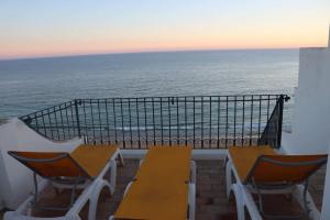 Maison de vacances Beautiful 3 floors front beach house with terrace 1 Rua da Igreja Velha 8200-061 Albufeira Algarve