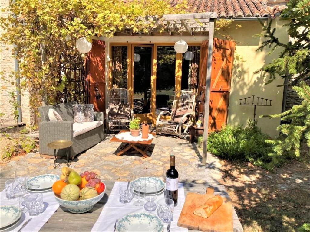 Beautiful Cottage in Frontenay sur Dive with Private Terrace , 86330 Frontenay-sur-Dive