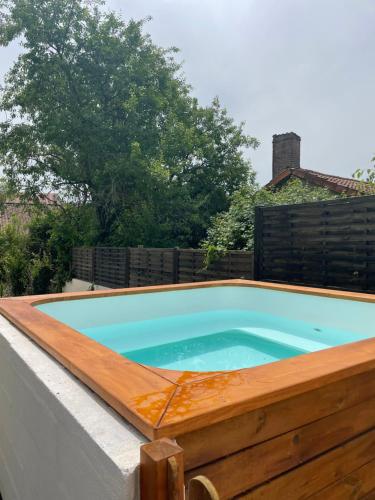 Beautiful Cottage with private plunge pool/Hot Tub - 40 mins from Puy du Fou