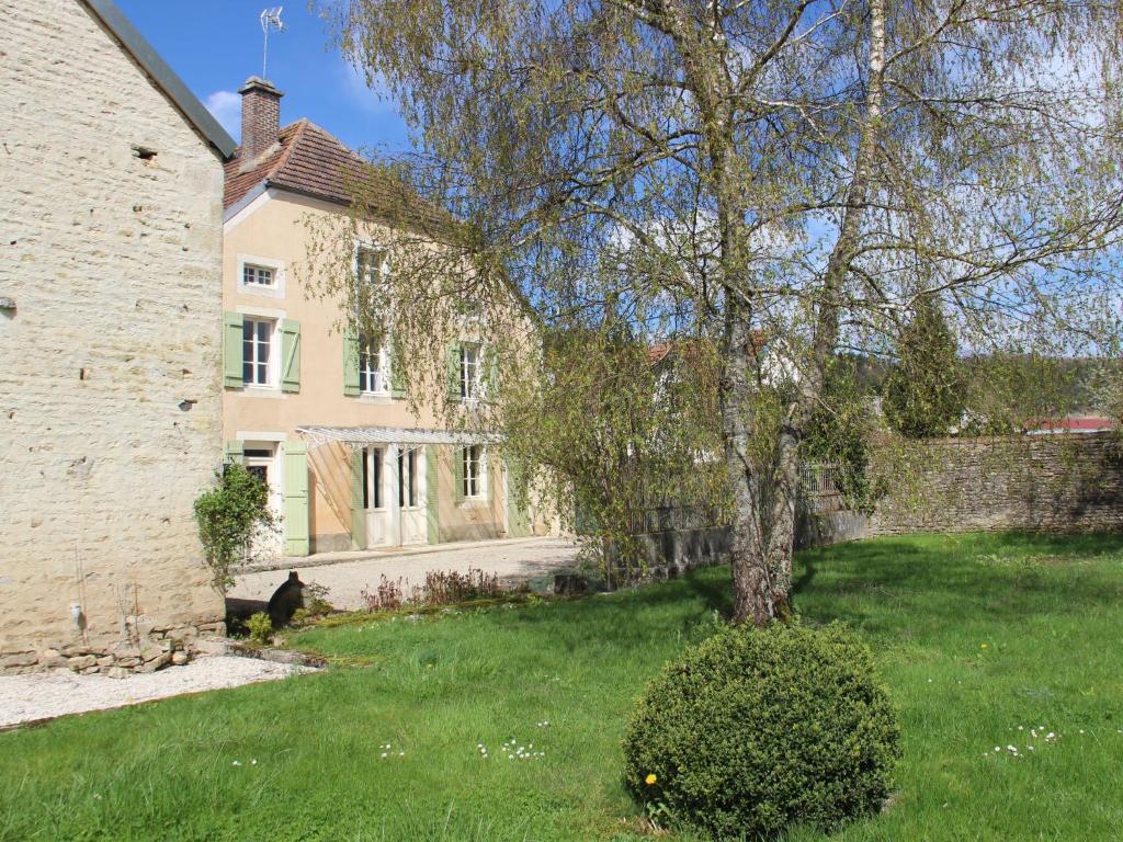 Maison de vacances Beautiful country house with enclosed garden in green surroundings in Burgundy  21330 Bouix