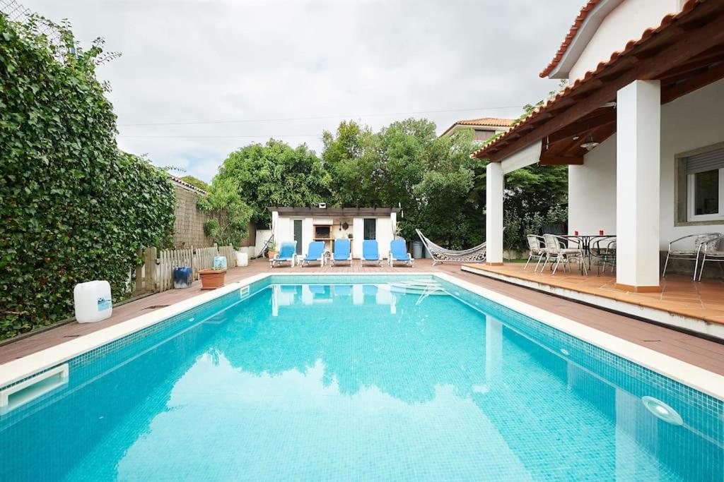 Beautiful family Villa with a pool 14 Rua Galiza, 2765-326 Estoril