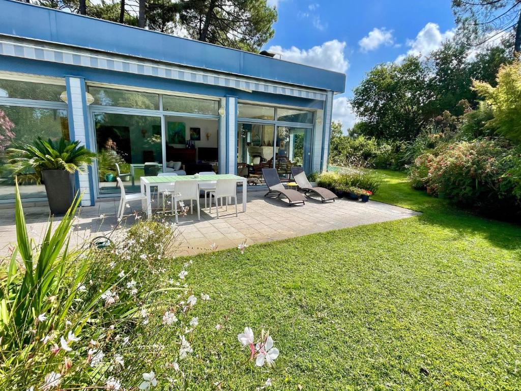 Beautiful flowery garden, pool and pleasant house 11 Le Haut des Greens, 33680 Lacanau