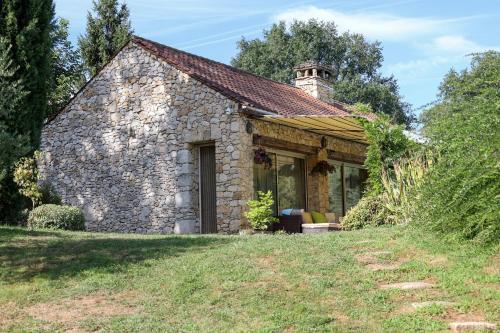 Beautiful guest house for two people on the bank of the Dordogne river