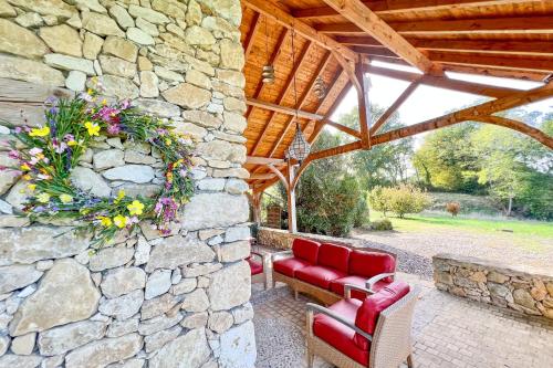 Beautiful guest house for two people on the bank of the Dordogne river