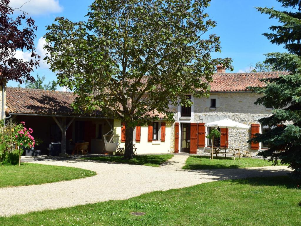 Beautiful holiday home in Frontenay sur Dive with terrace , 86330 Frontenay-sur-Dive