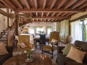Beautiful Holiday Home in Thenon with Swimming Pool