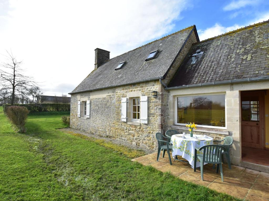 Maison de vacances Beautiful Holiday Home with Courtyard in Appeville  50500 Appeville