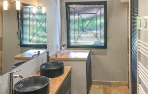Beautiful home in Allauch with Outdoor swimming pool, WiFi and 2 Bedrooms