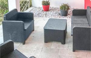 Beautiful home in Allauch with Outdoor swimming pool, WiFi and 2 Bedrooms