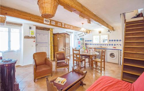 Beautiful home in Andon with 3 Bedrooms and WiFi