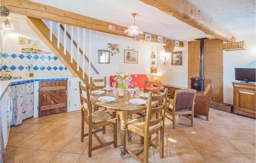 Beautiful home in Andon with 3 Bedrooms and WiFi