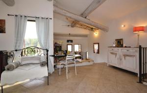Beautiful home in Apt with 2 Bedrooms, WiFi and Outdoor swimming pool