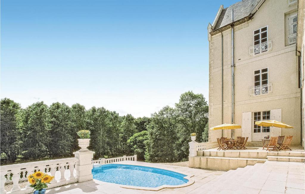 Beautiful home in Ardentes with 10 Bedrooms, Internet and Outdoor swimming pool , 36120 Bonnet