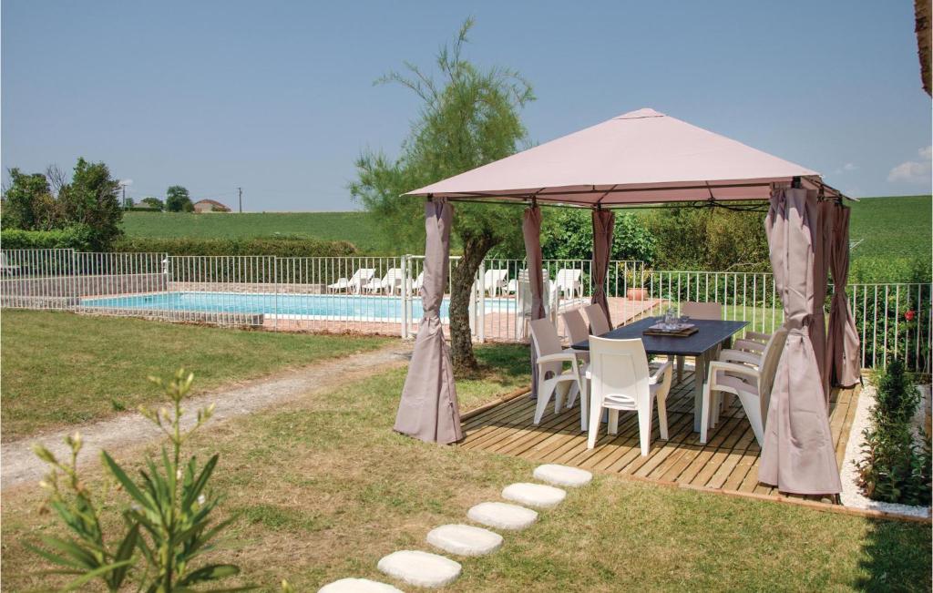 Maison de vacances Beautiful home in Beauville with 5 Bedrooms, WiFi and Outdoor swimming pool  47470 Beauville