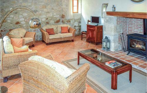 Beautiful home in Bon Encontre with 3 Bedrooms, WiFi and Outdoor swimming pool