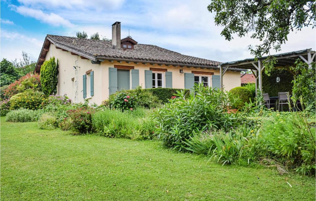 Beautiful home in Bourgougnague with 4 Bedrooms, WiFi and Outdoor swimming pool , 47410 Bourgougnague