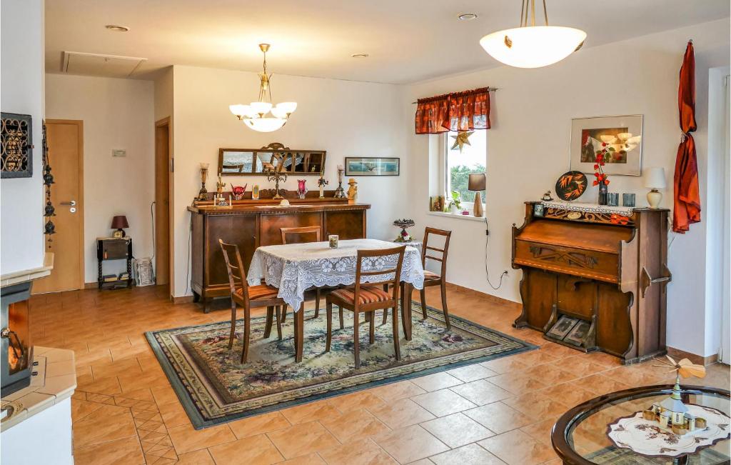 Beautiful home in Brnlos with 2 Bedrooms and WiFi , 08297 Brünlos