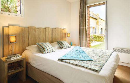 Beautiful home in Cancale with 3 Bedrooms and Outdoor swimming pool