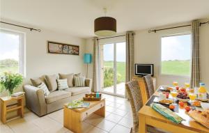 Beautiful home in Cancale with 3 Bedrooms and Outdoor swimming pool