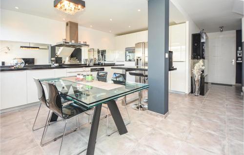 Beautiful home in Carro with 3 Bedrooms, Jacuzzi and WiFi