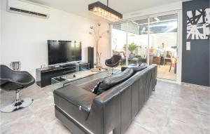 Beautiful home in Carro with 3 Bedrooms, Jacuzzi and WiFi