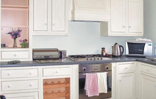Beautiful home in Chateauneuf du Faou with 5 Bedrooms and WiFi