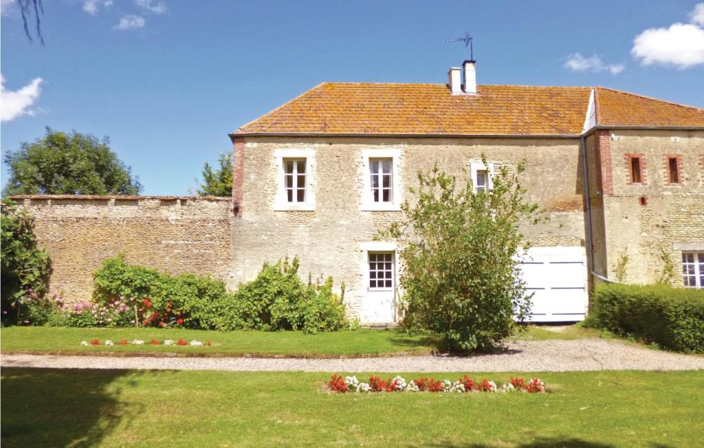 Maison de vacances Beautiful home in Chicheboville with 4 Bedrooms and WiFi  14370 Chicheboville