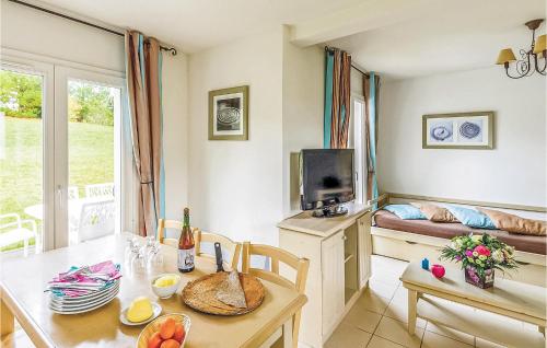 Beautiful home in Crozon-Morgat with 1 Bedrooms, Internet and Indoor swimming pool