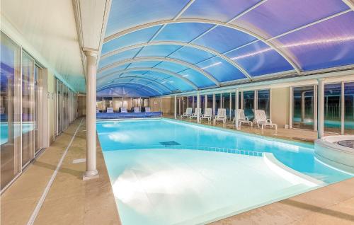 Beautiful home in Crozon-Morgat with 1 Bedrooms, Internet and Indoor swimming pool