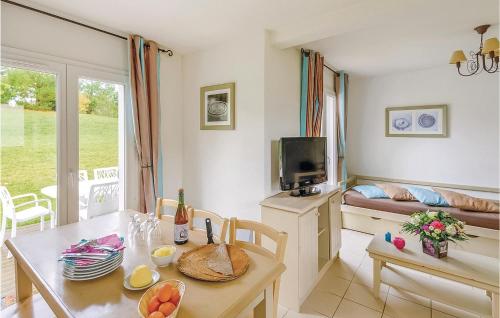 Beautiful home in Crozon with WiFi, Indoor swimming pool and Swimming pool