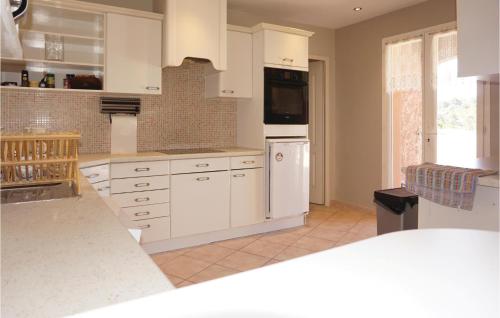 Beautiful home in Cruzy with 4 Bedrooms, WiFi and Outdoor swimming pool