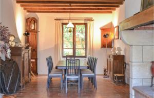 Beautiful home in Durfort Lacapelette with Internet, Private swimming pool and Outdoor swimming pool