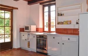 Beautiful home in Durfort Lacapelette with Internet, Private swimming pool and Outdoor swimming pool