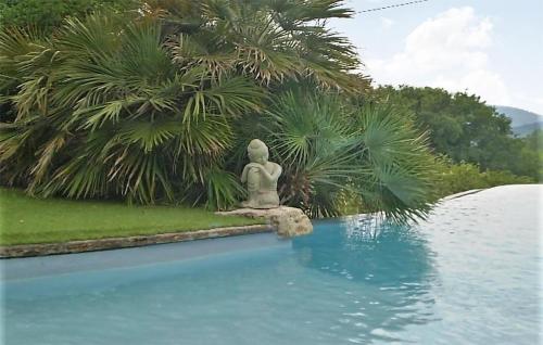 Beautiful home in Entrechaux with WiFi, 4 Bedrooms and Outdoor swimming pool