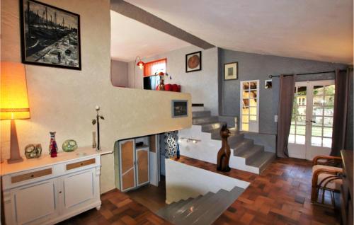 Beautiful home in Entrechaux with WiFi, 4 Bedrooms and Outdoor swimming pool