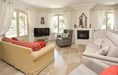 Beautiful home in Eygalires with 4 Bedrooms, WiFi and Outdoor swimming pool