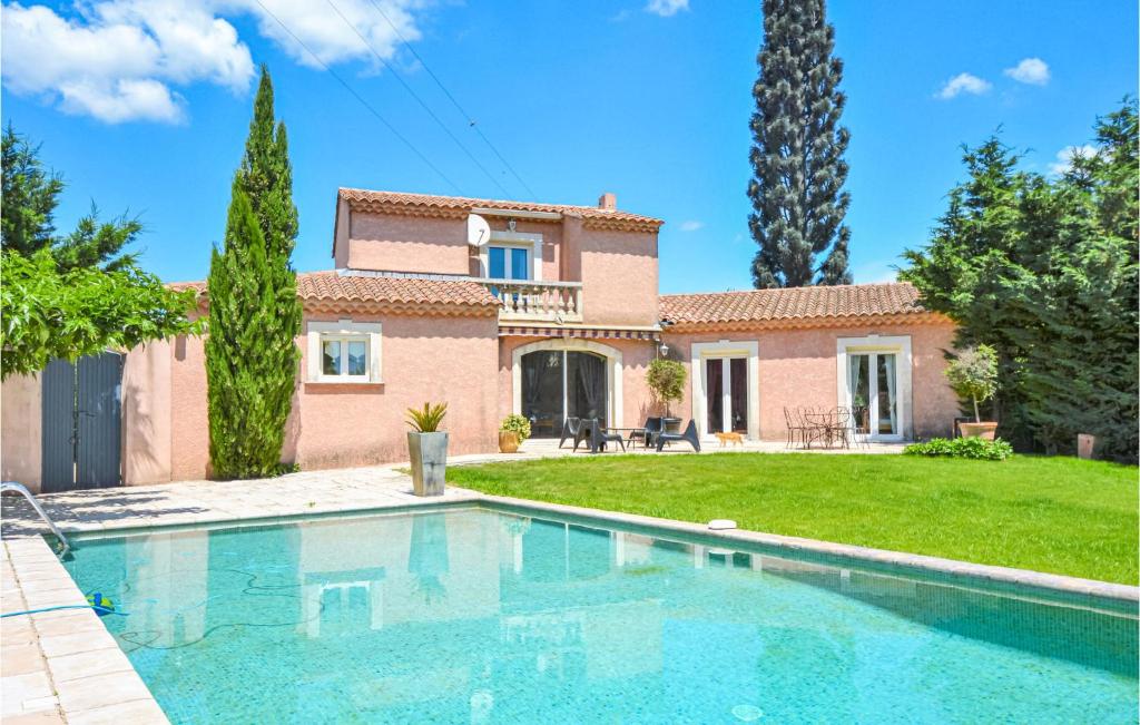 Maison de vacances Beautiful home in Eyguieres with 4 Bedrooms, WiFi and Outdoor swimming pool  13430 Eyguières