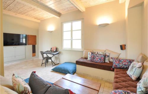 Beautiful home in Fayence with Outdoor swimming pool, WiFi and 5 Bedrooms