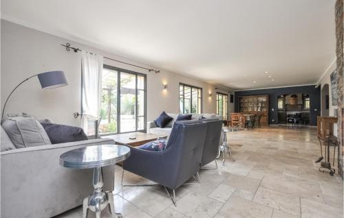 Beautiful home in Fayence with Outdoor swimming pool, WiFi and 5 Bedrooms