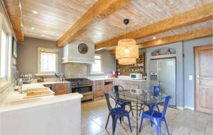 Beautiful home in Fayence with Outdoor swimming pool, WiFi and 5 Bedrooms