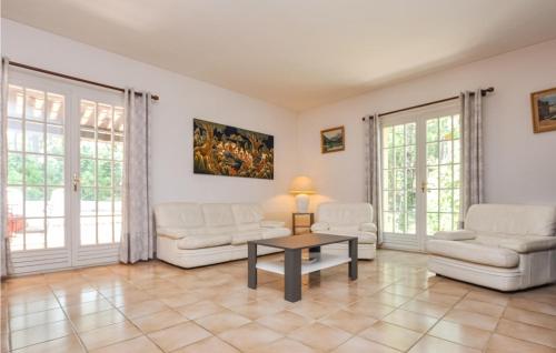 Beautiful home in Fayence with WiFi, Private swimming pool and Outdoor swimming pool