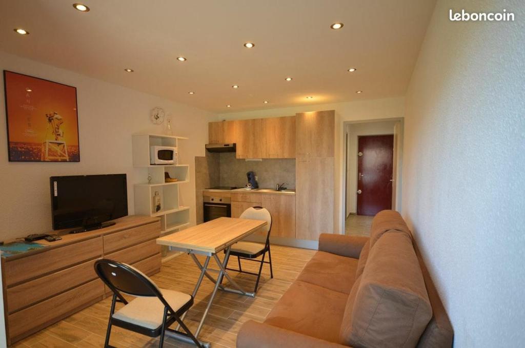 Beautiful home in Flacheres with 2 Bedrooms, WiFi and Outdoor swimming pool 38690 Flachères