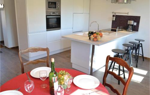 Beautiful home in Frise with 3 Bedrooms and WiFi