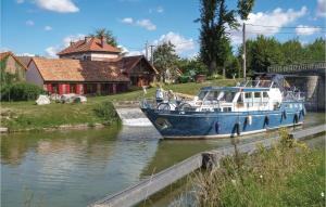Beautiful home in Frise with 3 Bedrooms and WiFi